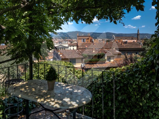 PRESTIGIOSA DIMORA CON GIARDINO PRIVATO – A DUE PASSI DA PONTE VECCHIO