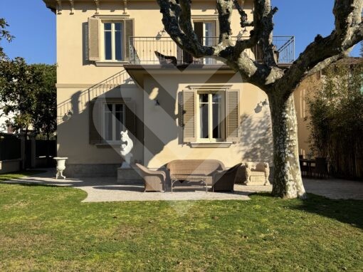 VILLA D’EPOCA RECENTEMENTE RISTRUTTURATA NEL CUORE DI FORTE DEI MARMI