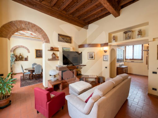 ELEGANTE APPARTAMENTO AFFRESCATO NEL CUORE STORICO DI FIRENZE